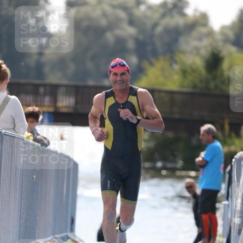 25.08.2024 - Elbe Triathlon Hamburg H.Heesch http://msf.ph/oto/6848888 25.08.2024 15:12:18 Schwimmen  meine-sportfotos.de