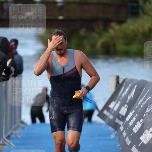 25.08.2024 - Elbe Triathlon Hamburg H.Heesch http://msf.ph/oto/6848889 25.08.2024 08:55:18 Schwimmen 262, 296 meine-sportfotos.de