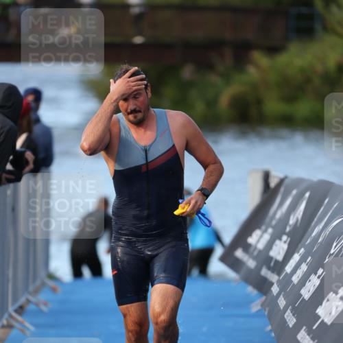25.08.2024 - Elbe Triathlon Hamburg H.Heesch http://msf.ph/oto/6848896 25.08.2024 08:55:19 Schwimmen 262, 296 meine-sportfotos.de
