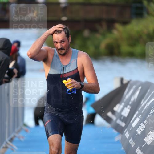 25.08.2024 - Elbe Triathlon Hamburg H.Heesch http://msf.ph/oto/6848902 25.08.2024 08:55:19 Schwimmen 262, 296 meine-sportfotos.de