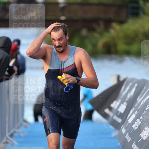 25.08.2024 - Elbe Triathlon Hamburg H.Heesch http://msf.ph/oto/6848907 25.08.2024 08:55:19 Schwimmen 262, 296 meine-sportfotos.de