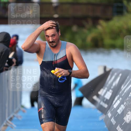 25.08.2024 - Elbe Triathlon Hamburg H.Heesch http://msf.ph/oto/6848916 25.08.2024 08:55:19 Schwimmen 262, 296 meine-sportfotos.de