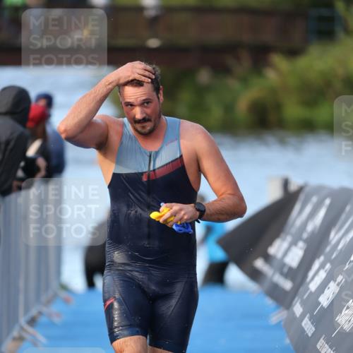 25.08.2024 - Elbe Triathlon Hamburg H.Heesch http://msf.ph/oto/6848926 25.08.2024 08:55:19 Schwimmen 262, 296 meine-sportfotos.de