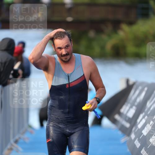 25.08.2024 - Elbe Triathlon Hamburg H.Heesch http://msf.ph/oto/6848939 25.08.2024 08:55:19 Schwimmen 262, 296 meine-sportfotos.de