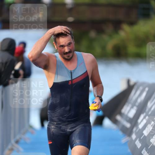 25.08.2024 - Elbe Triathlon Hamburg H.Heesch http://msf.ph/oto/6848948 25.08.2024 08:55:19 Schwimmen 262, 296 meine-sportfotos.de