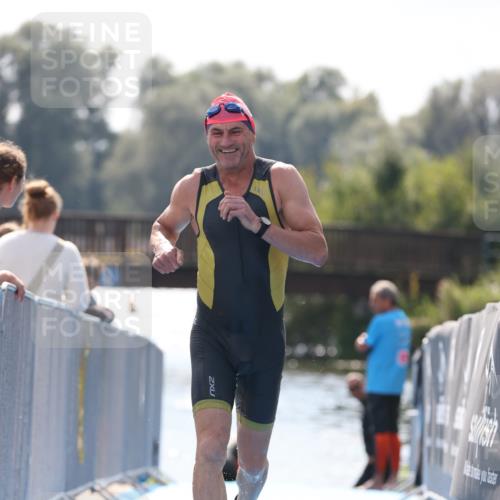 25.08.2024 - Elbe Triathlon Hamburg H.Heesch http://msf.ph/oto/6848977 25.08.2024 15:12:19 Schwimmen  meine-sportfotos.de