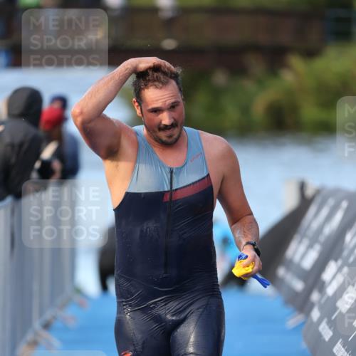 25.08.2024 - Elbe Triathlon Hamburg H.Heesch http://msf.ph/oto/6848980 25.08.2024 08:55:19 Schwimmen 262, 296 meine-sportfotos.de