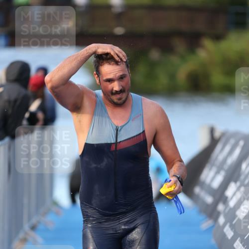 25.08.2024 - Elbe Triathlon Hamburg H.Heesch http://msf.ph/oto/6848991 25.08.2024 08:55:19 Schwimmen 262, 296 meine-sportfotos.de