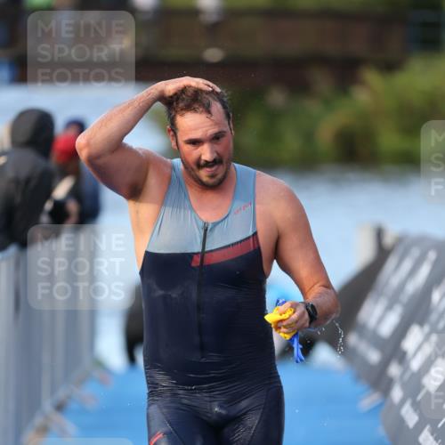 25.08.2024 - Elbe Triathlon Hamburg H.Heesch http://msf.ph/oto/6848995 25.08.2024 08:55:20 Schwimmen 262, 296 meine-sportfotos.de