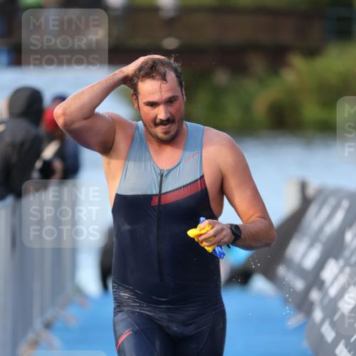 25.08.2024 - Elbe Triathlon Hamburg H.Heesch http://msf.ph/oto/6849000 25.08.2024 08:55:20 Schwimmen 262, 296 meine-sportfotos.de