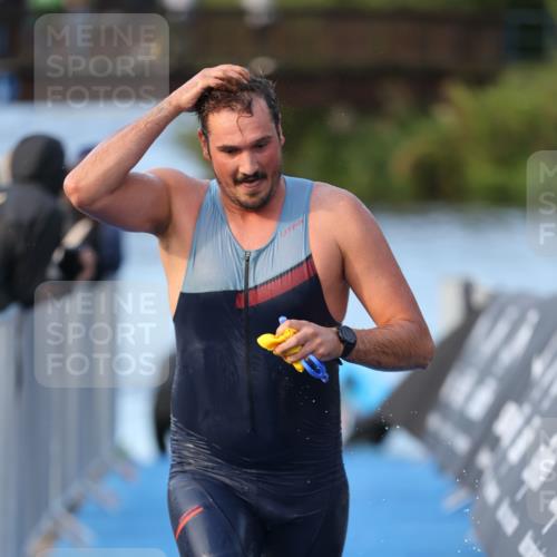 25.08.2024 - Elbe Triathlon Hamburg H.Heesch http://msf.ph/oto/6849006 25.08.2024 08:55:20 Schwimmen 262, 296 meine-sportfotos.de