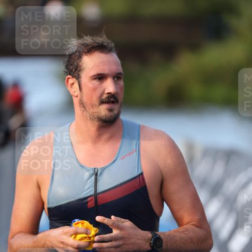25.08.2024 - Elbe Triathlon Hamburg H.Heesch http://msf.ph/oto/6849017 25.08.2024 08:55:20 Schwimmen 262, 296 meine-sportfotos.de
