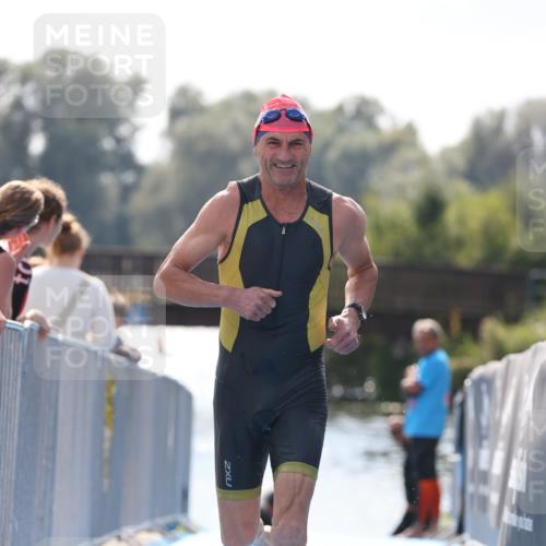 25.08.2024 - Elbe Triathlon Hamburg H.Heesch http://msf.ph/oto/6849029 25.08.2024 15:12:19 Schwimmen  meine-sportfotos.de