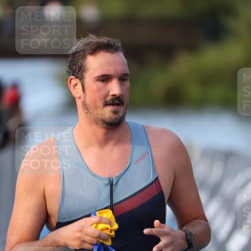 25.08.2024 - Elbe Triathlon Hamburg H.Heesch http://msf.ph/oto/6849030 25.08.2024 08:55:21 Schwimmen 262, 296 meine-sportfotos.de