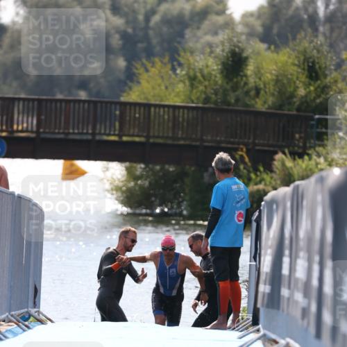 25.08.2024 - Elbe Triathlon Hamburg H.Heesch http://msf.ph/oto/6849134 25.08.2024 15:12:50 Schwimmen  meine-sportfotos.de