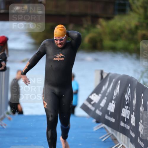 25.08.2024 - Elbe Triathlon Hamburg H.Heesch http://msf.ph/oto/6849260 25.08.2024 08:55:55 Schwimmen 232, 263 meine-sportfotos.de