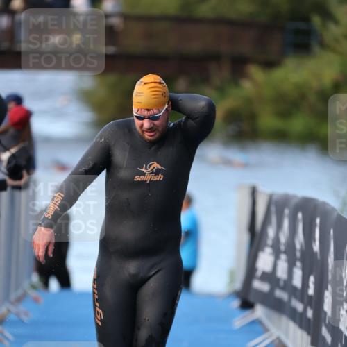25.08.2024 - Elbe Triathlon Hamburg H.Heesch http://msf.ph/oto/6849278 25.08.2024 08:55:56 Schwimmen 232, 263 meine-sportfotos.de