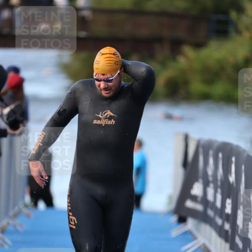 25.08.2024 - Elbe Triathlon Hamburg H.Heesch http://msf.ph/oto/6849304 25.08.2024 08:55:56 Schwimmen 232, 263 meine-sportfotos.de