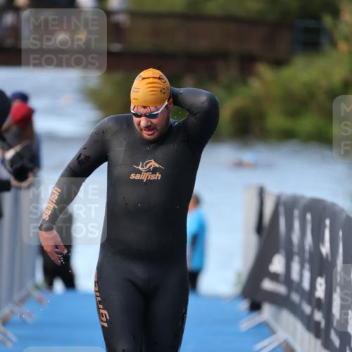 25.08.2024 - Elbe Triathlon Hamburg H.Heesch http://msf.ph/oto/6849310 25.08.2024 08:55:56 Schwimmen 232, 263 meine-sportfotos.de