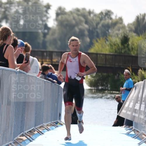25.08.2024 - Elbe Triathlon Hamburg H.Heesch http://msf.ph/oto/6849322 25.08.2024 15:13:16 Schwimmen  meine-sportfotos.de
