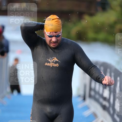 25.08.2024 - Elbe Triathlon Hamburg H.Heesch http://msf.ph/oto/6849325 25.08.2024 08:55:57 Schwimmen 232, 263 meine-sportfotos.de