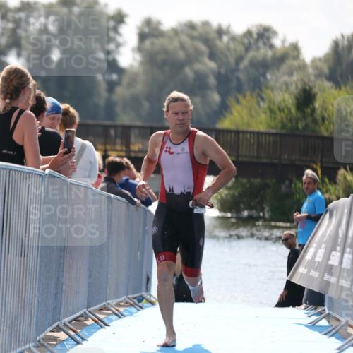 25.08.2024 - Elbe Triathlon Hamburg H.Heesch http://msf.ph/oto/6849328 25.08.2024 15:13:16 Schwimmen  meine-sportfotos.de