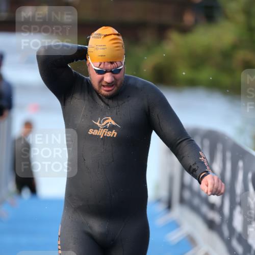 25.08.2024 - Elbe Triathlon Hamburg H.Heesch http://msf.ph/oto/6849331 25.08.2024 08:55:57 Schwimmen 232, 263 meine-sportfotos.de