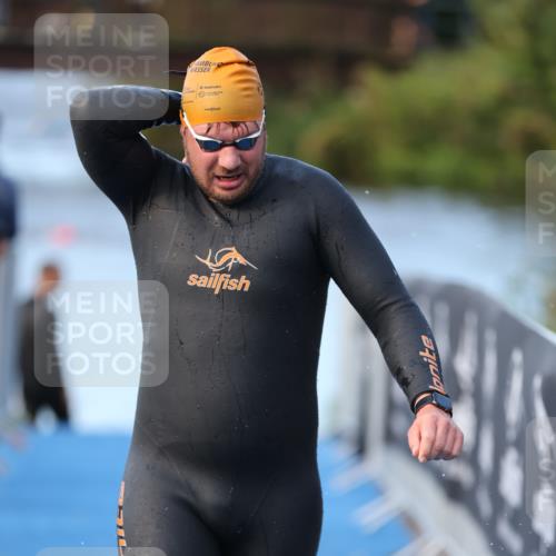 25.08.2024 - Elbe Triathlon Hamburg H.Heesch http://msf.ph/oto/6849341 25.08.2024 08:55:57 Schwimmen 232, 263 meine-sportfotos.de