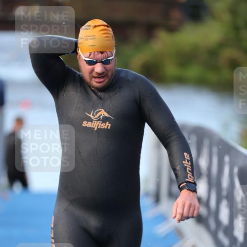 25.08.2024 - Elbe Triathlon Hamburg H.Heesch http://msf.ph/oto/6849347 25.08.2024 08:55:57 Schwimmen 232, 263 meine-sportfotos.de