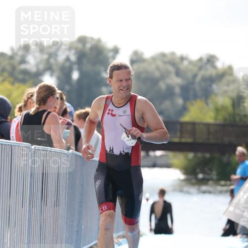 25.08.2024 - Elbe Triathlon Hamburg H.Heesch http://msf.ph/oto/6849348 25.08.2024 15:13:18 Schwimmen  meine-sportfotos.de
