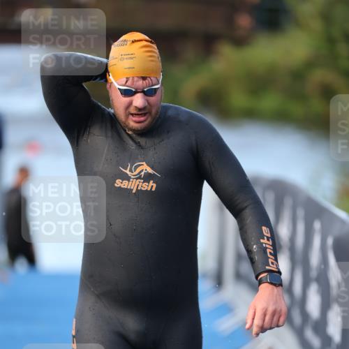 25.08.2024 - Elbe Triathlon Hamburg H.Heesch http://msf.ph/oto/6849354 25.08.2024 08:55:57 Schwimmen 232, 263 meine-sportfotos.de