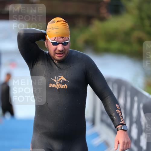 25.08.2024 - Elbe Triathlon Hamburg H.Heesch http://msf.ph/oto/6849360 25.08.2024 08:55:57 Schwimmen 232, 263 meine-sportfotos.de
