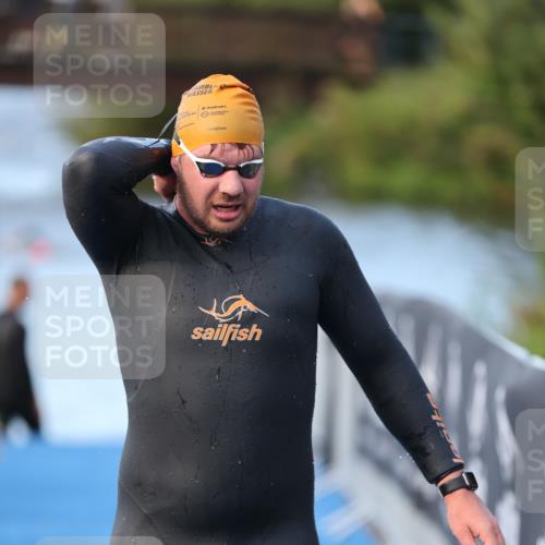 25.08.2024 - Elbe Triathlon Hamburg H.Heesch http://msf.ph/oto/6849372 25.08.2024 08:55:57 Schwimmen 232, 263 meine-sportfotos.de