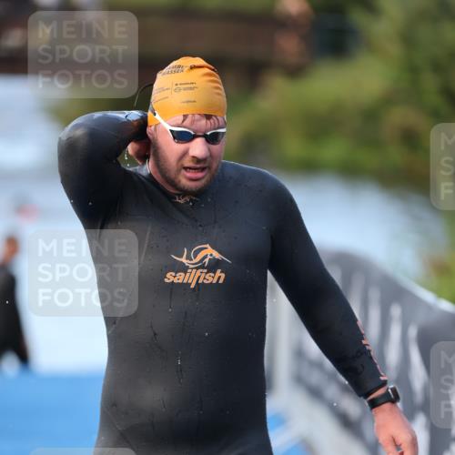 25.08.2024 - Elbe Triathlon Hamburg H.Heesch http://msf.ph/oto/6849378 25.08.2024 08:55:57 Schwimmen 232, 263 meine-sportfotos.de