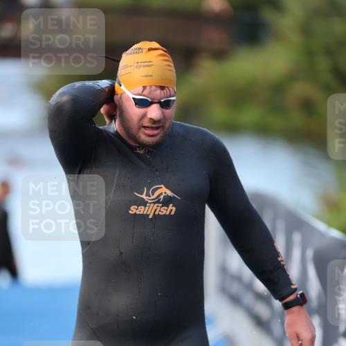 25.08.2024 - Elbe Triathlon Hamburg H.Heesch http://msf.ph/oto/6849384 25.08.2024 08:55:57 Schwimmen 232, 263 meine-sportfotos.de