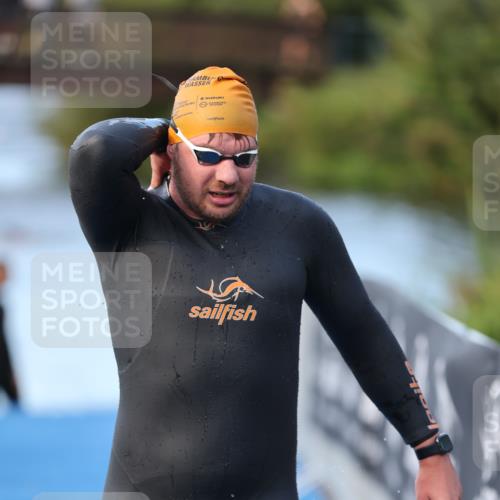 25.08.2024 - Elbe Triathlon Hamburg H.Heesch http://msf.ph/oto/6849388 25.08.2024 08:55:58 Schwimmen 232, 263 meine-sportfotos.de