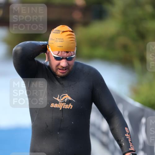 25.08.2024 - Elbe Triathlon Hamburg H.Heesch http://msf.ph/oto/6849409 25.08.2024 08:55:58 Schwimmen 232, 263 meine-sportfotos.de