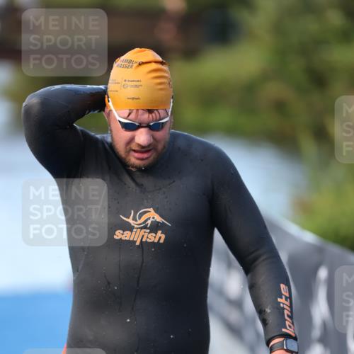 25.08.2024 - Elbe Triathlon Hamburg H.Heesch http://msf.ph/oto/6849412 25.08.2024 08:55:58 Schwimmen 232, 263 meine-sportfotos.de