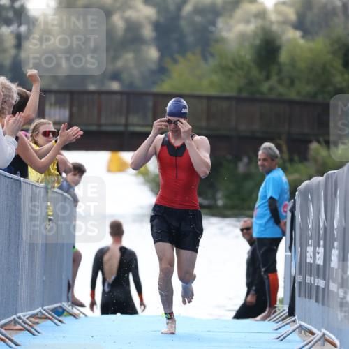 25.08.2024 - Elbe Triathlon Hamburg H.Heesch http://msf.ph/oto/6849441 25.08.2024 15:13:58 Schwimmen  meine-sportfotos.de