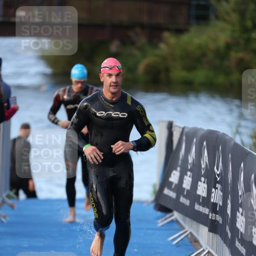25.08.2024 - Elbe Triathlon Hamburg H.Heesch http://msf.ph/oto/6849449 25.08.2024 08:56:32 Schwimmen 242, 295 meine-sportfotos.de