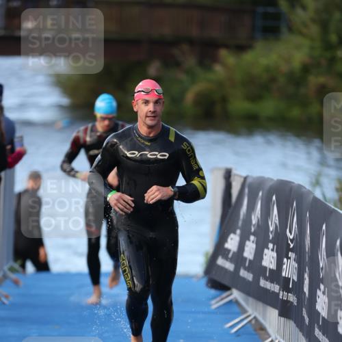 25.08.2024 - Elbe Triathlon Hamburg H.Heesch http://msf.ph/oto/6849454 25.08.2024 08:56:32 Schwimmen 242, 295 meine-sportfotos.de