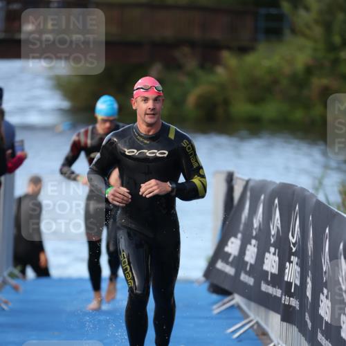 25.08.2024 - Elbe Triathlon Hamburg H.Heesch http://msf.ph/oto/6849457 25.08.2024 08:56:32 Schwimmen 242, 295 meine-sportfotos.de