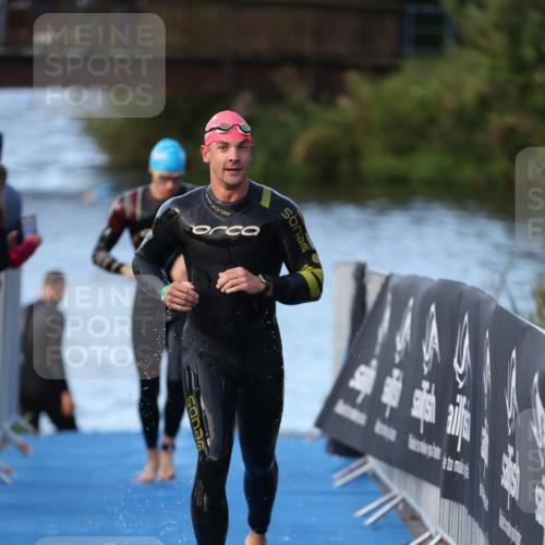 25.08.2024 - Elbe Triathlon Hamburg H.Heesch http://msf.ph/oto/6849462 25.08.2024 08:56:32 Schwimmen 242, 295 meine-sportfotos.de