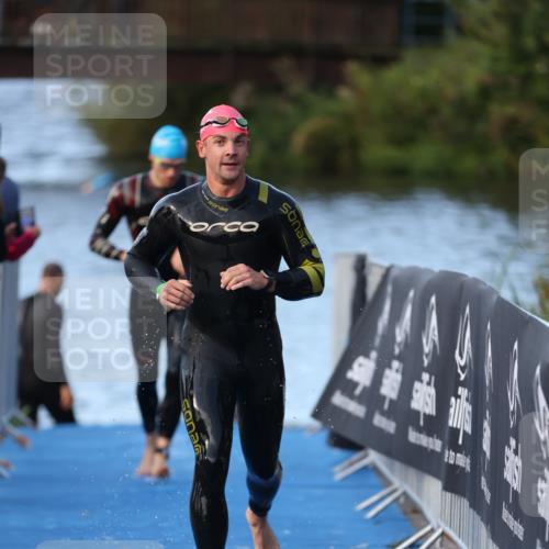 25.08.2024 - Elbe Triathlon Hamburg H.Heesch http://msf.ph/oto/6849469 25.08.2024 08:56:32 Schwimmen 242, 295 meine-sportfotos.de