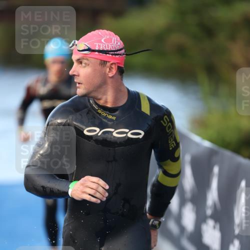 25.08.2024 - Elbe Triathlon Hamburg H.Heesch http://msf.ph/oto/6849477 25.08.2024 08:56:34 Schwimmen 242, 295 meine-sportfotos.de