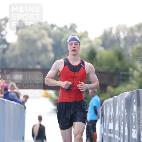 25.08.2024 - Elbe Triathlon Hamburg H.Heesch http://msf.ph/oto/6849487 25.08.2024 15:14:01 Schwimmen  meine-sportfotos.de