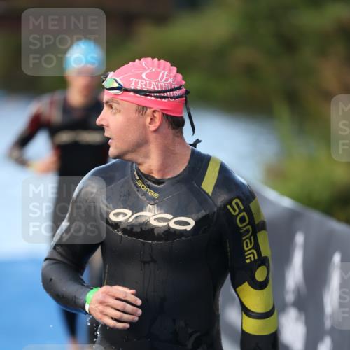 25.08.2024 - Elbe Triathlon Hamburg H.Heesch http://msf.ph/oto/6849501 25.08.2024 08:56:34 Schwimmen 242, 295 meine-sportfotos.de
