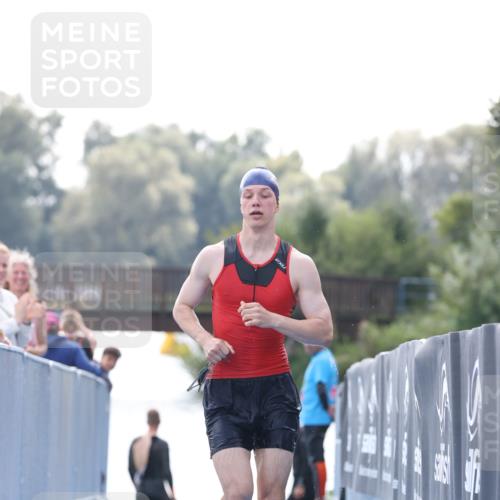 25.08.2024 - Elbe Triathlon Hamburg H.Heesch http://msf.ph/oto/6849504 25.08.2024 15:14:01 Schwimmen  meine-sportfotos.de