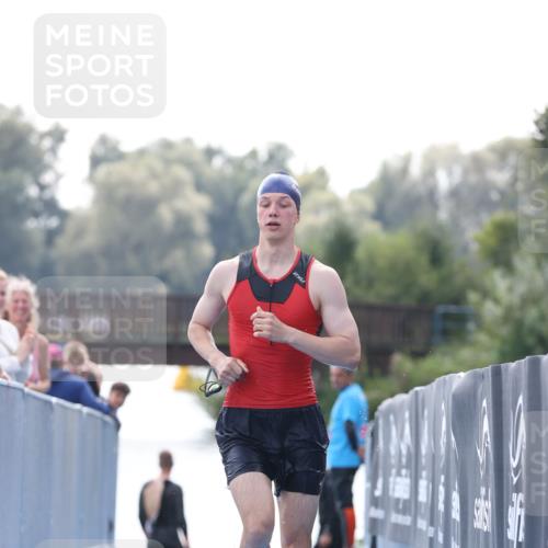 25.08.2024 - Elbe Triathlon Hamburg H.Heesch http://msf.ph/oto/6849508 25.08.2024 15:14:01 Schwimmen  meine-sportfotos.de