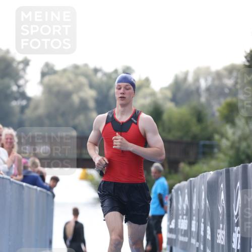 25.08.2024 - Elbe Triathlon Hamburg H.Heesch http://msf.ph/oto/6849513 25.08.2024 15:14:01 Schwimmen  meine-sportfotos.de